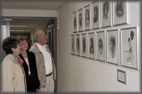 Besucher der Ausstellung im Krankenhaus Tirschenreuth