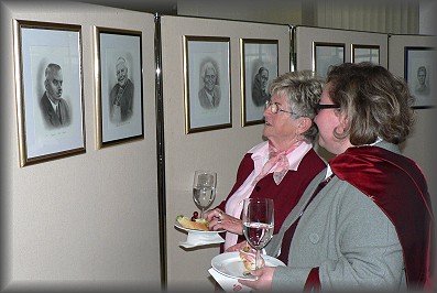 Aufmerksame Besucher der Ausstellung